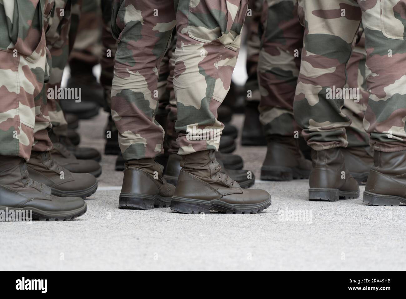 Soldats dans une position détendue pendant la cérémonie. Unité militaire. Tenue militaire de camouflage. Chaussures de soldat. Banque D'Images