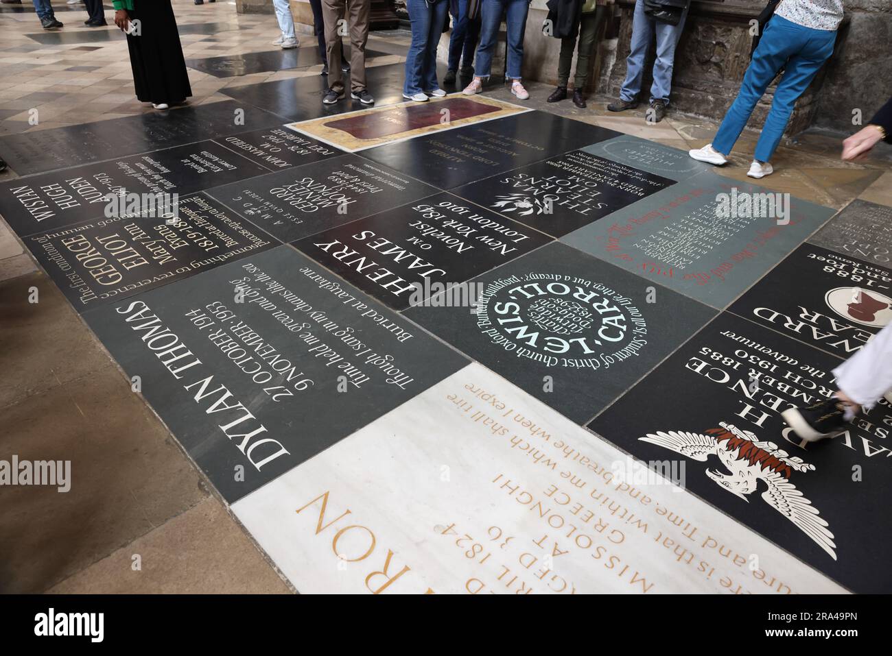 Le coin des poètes dans le transept sud de l'abbaye de Westminster, où de nombreux écrivains importants sont enterrés, à Londres, Royaume-Uni Banque D'Images