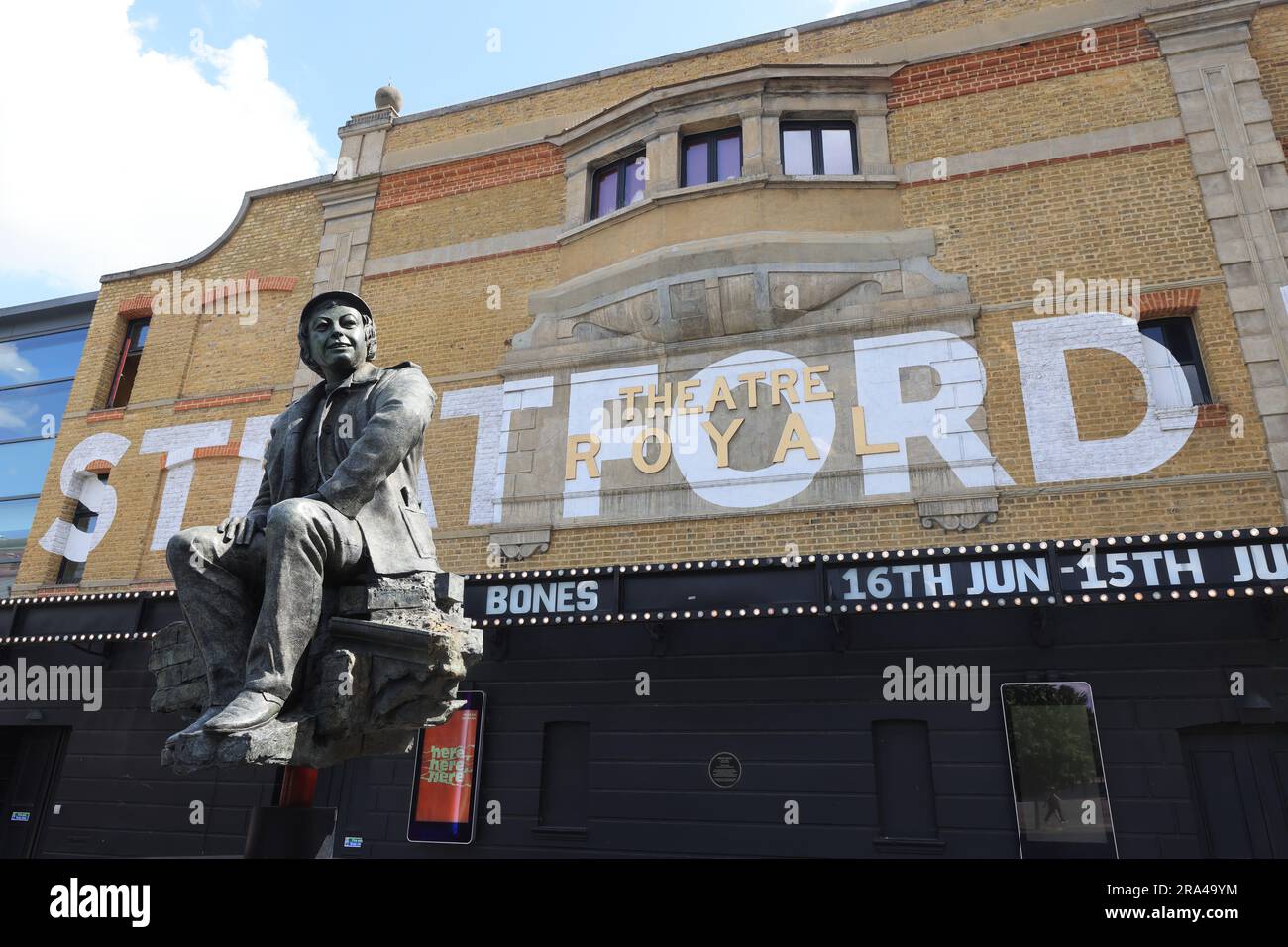 The Theatre Royal Stratford East, dans le quartier londonien de Newham, qui abrite la compagnie Theatre Workshop, associée à la directrice Joan Littlewood. Banque D'Images