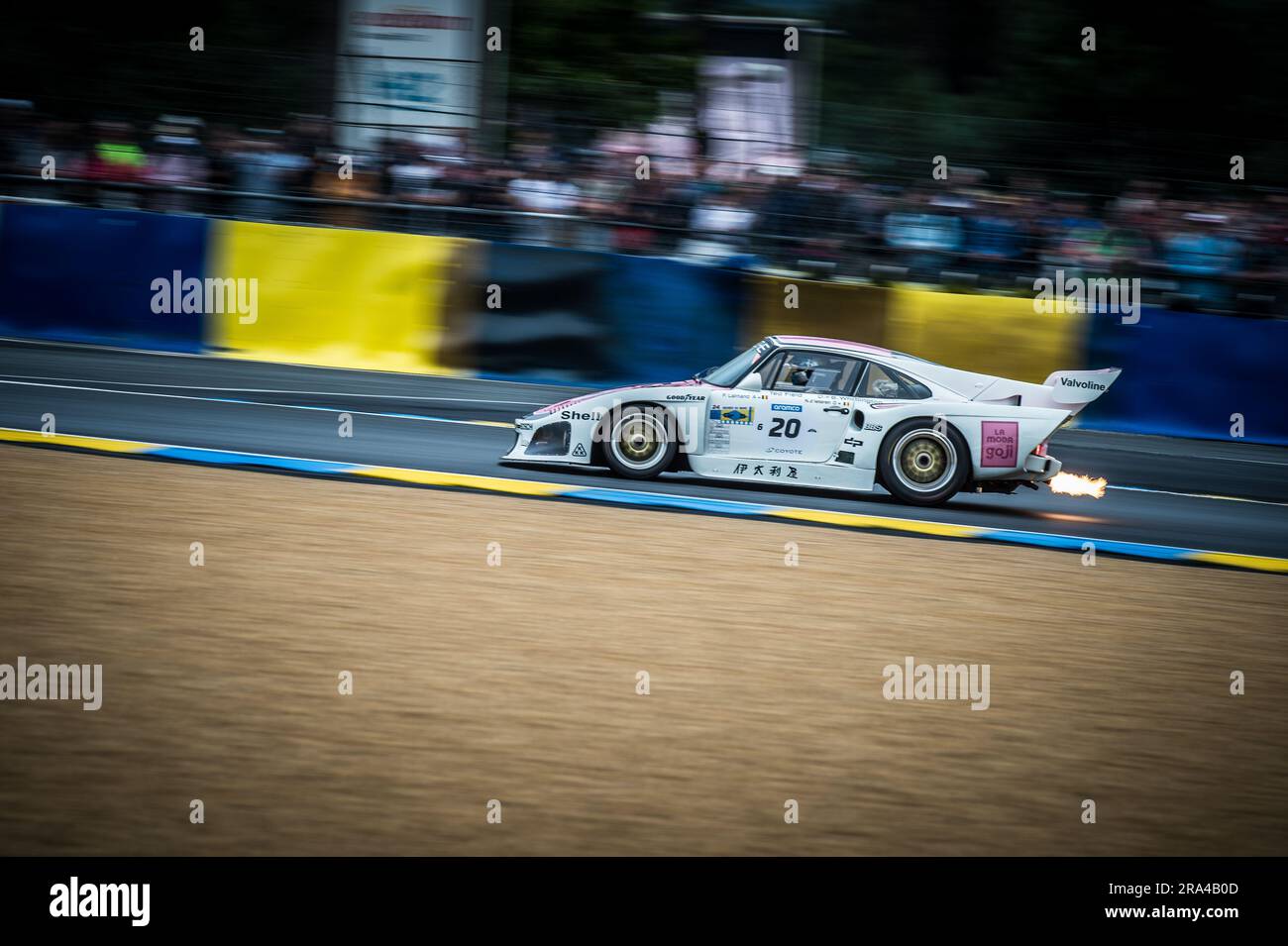 Le Mans, France, 30th juin 2023, les flammes s'aboyant des gaz d'échappement de cette voiture de course classique lors des essais et des qualifications pour le Mans Classic 2023 au Mans, France. Credit Ian Skelton/Alay Live News Banque D'Images