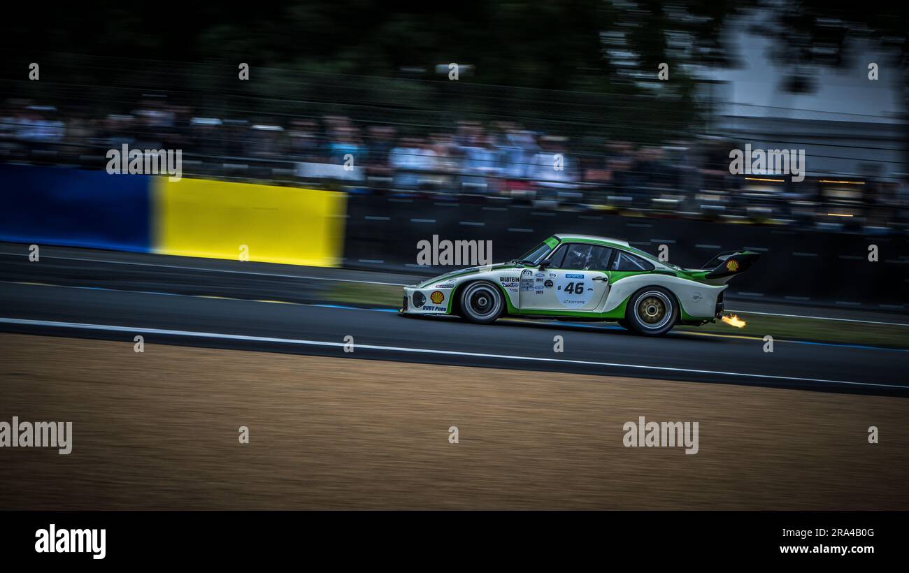 Le Mans, France, 30th juin 2023, les flammes s'aboyant des gaz d'échappement de cette voiture de course classique lors des essais et des qualifications pour le Mans Classic 2023 au Mans, France. Credit Ian Skelton/Alay Live News Banque D'Images