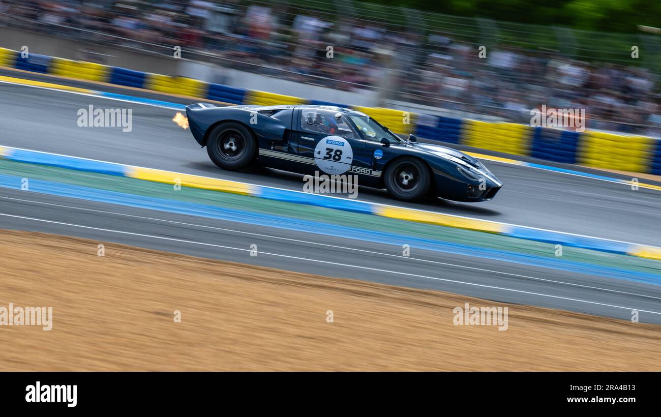 Le Mans, France, 30th juin 2023, les flammes s'aboyant des gaz d'échappement de cette voiture de course classique lors des essais et des qualifications pour le Mans Classic 2023 au Mans, France. Credit Ian Skelton/Alay Live News Banque D'Images