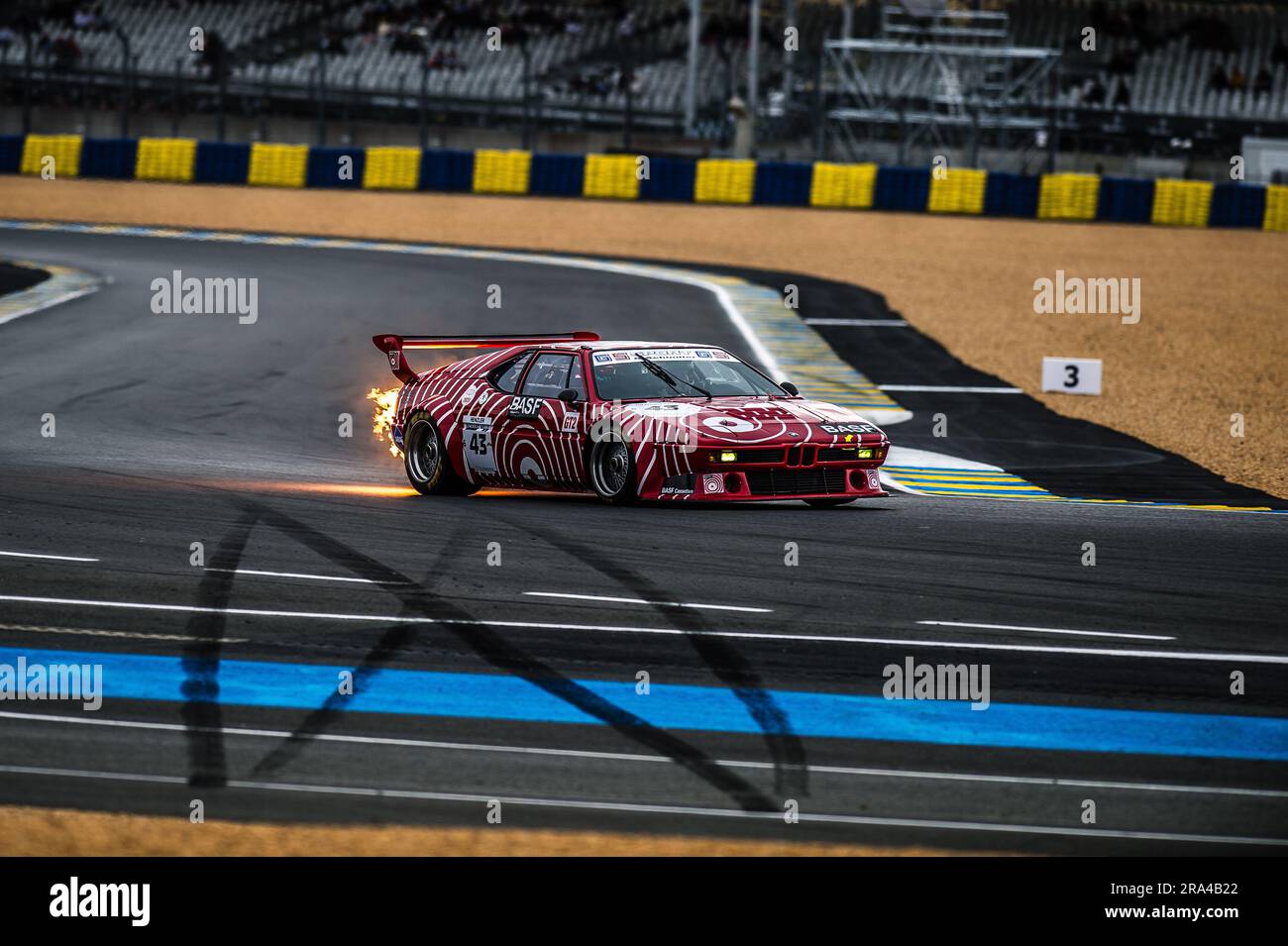 Le Mans, France, 30th juin 2023, les flammes s'aboyant des gaz d'échappement de cette voiture de course classique lors des essais et des qualifications pour le Mans Classic 2023 au Mans, France. Credit Ian Skelton/Alay Live News Banque D'Images