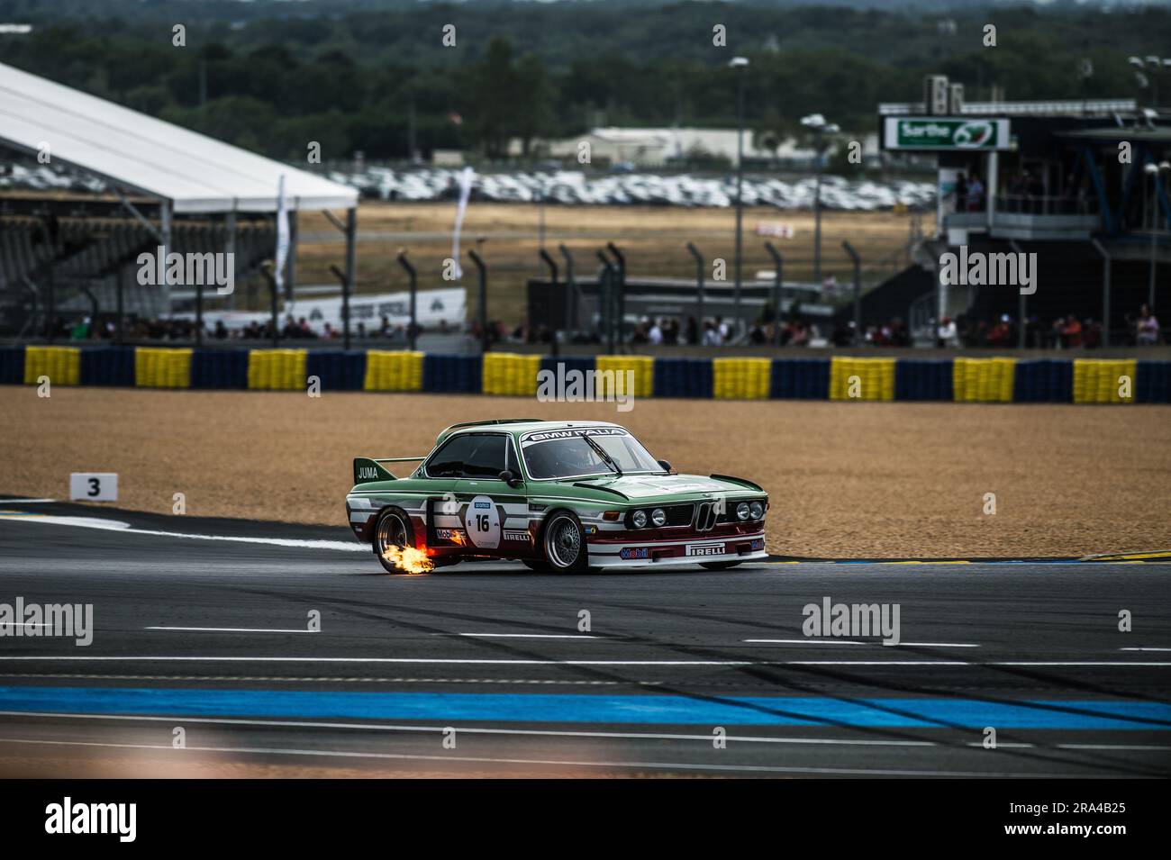 Le Mans, France, 30th juin 2023, les flammes s'aboyant des gaz d'échappement de cette voiture de course classique lors des essais et des qualifications pour le Mans Classic 2023 au Mans, France. Credit Ian Skelton/Alay Live News Banque D'Images