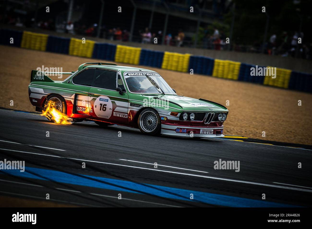 Le Mans, France, 30th juin 2023, les flammes s'aboyant des gaz d'échappement de cette voiture de course classique lors des essais et des qualifications pour le Mans Classic 2023 au Mans, France. Credit Ian Skelton/Alay Live News Banque D'Images