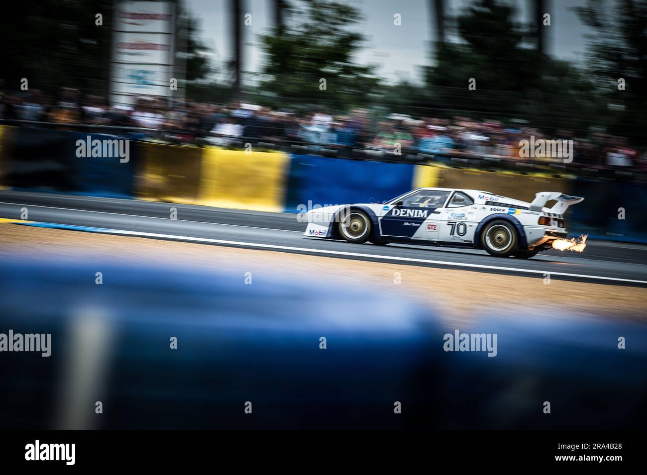 Le Mans, France, 30th juin 2023, les flammes s'aboyant des gaz d'échappement de cette voiture de course classique lors des essais et des qualifications pour le Mans Classic 2023 au Mans, France. Credit Ian Skelton/Alay Live News Banque D'Images