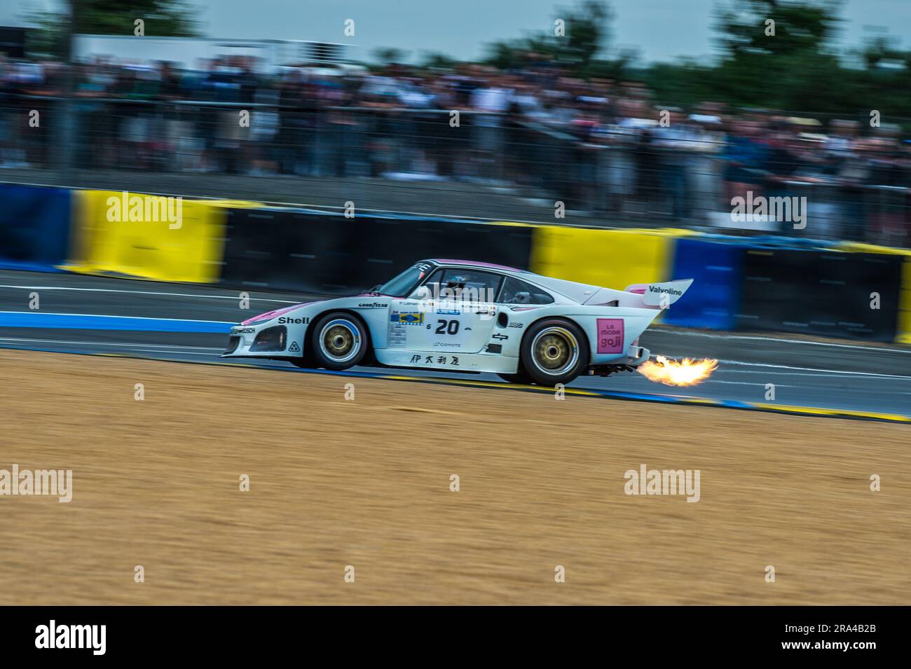 Le Mans, France, 30th juin 2023, les flammes s'aboyant des gaz d'échappement de cette voiture de course classique lors des essais et des qualifications pour le Mans Classic 2023 au Mans, France. Credit Ian Skelton/Alay Live News Banque D'Images