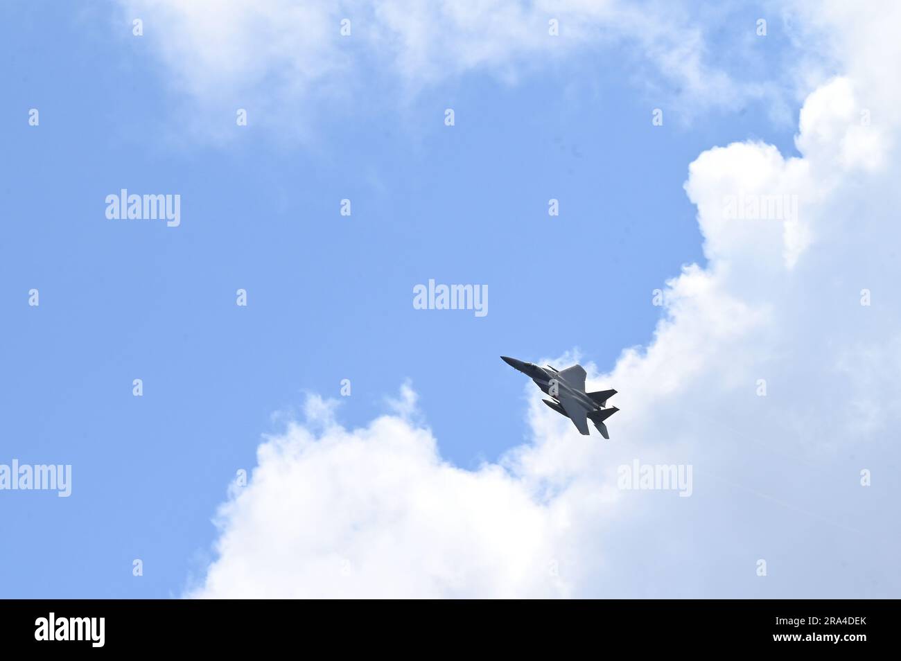 Un aigle F-15C affecté à l'escadron de chasseurs 67th vole un modèle au-dessus de la base aérienne de Kadena, au Japon, avant d'atterrir 29 juin 2023. La supériorité aérienne de l'Eagle a été obtenue grâce à un mélange de maniabilité et d'accélération sans précédent, de portée, d'armes et d'avionique. (É.-U. Photo de la Force aérienne par Airman 1st classe Tylir Meyer) Banque D'Images