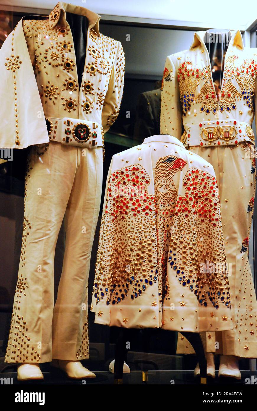Combinaisons et costumes portés par Elvis Presley en concert sont vus dans un concert et des vêtements de cinéma et un affichage de mode à Graceland, Memphis, Tennessee Banque D'Images