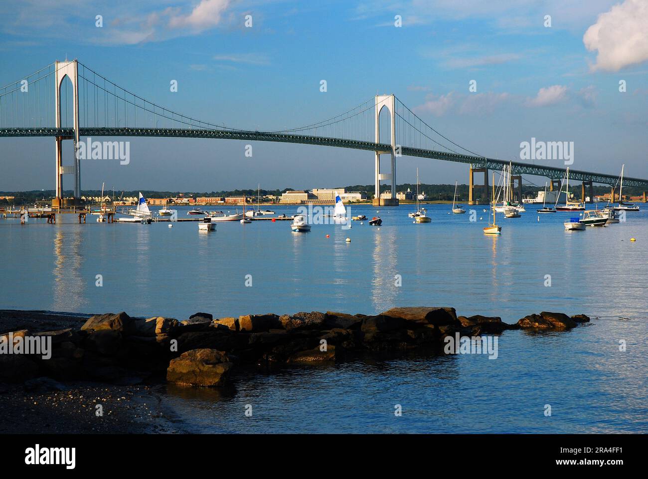 Newport Pell Bridge traverse la baie de Narragansett sur une marina pleine de voiliers et d'autres bateaux de loisirs Banque D'Images