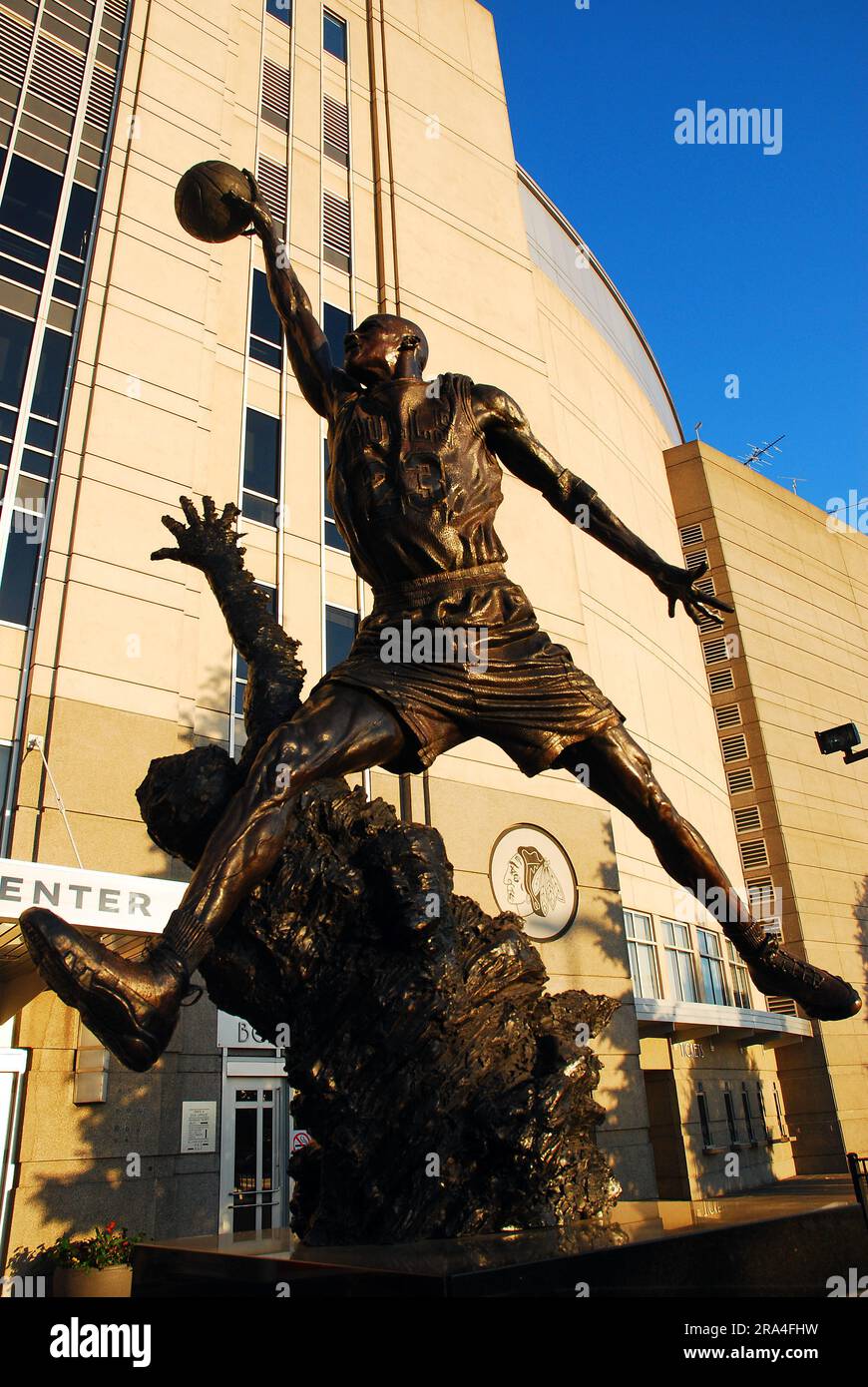 Une statue sculptée au United Center de Chicago représente Michael Jordan dunking sur un adversaire Banque D'Images
