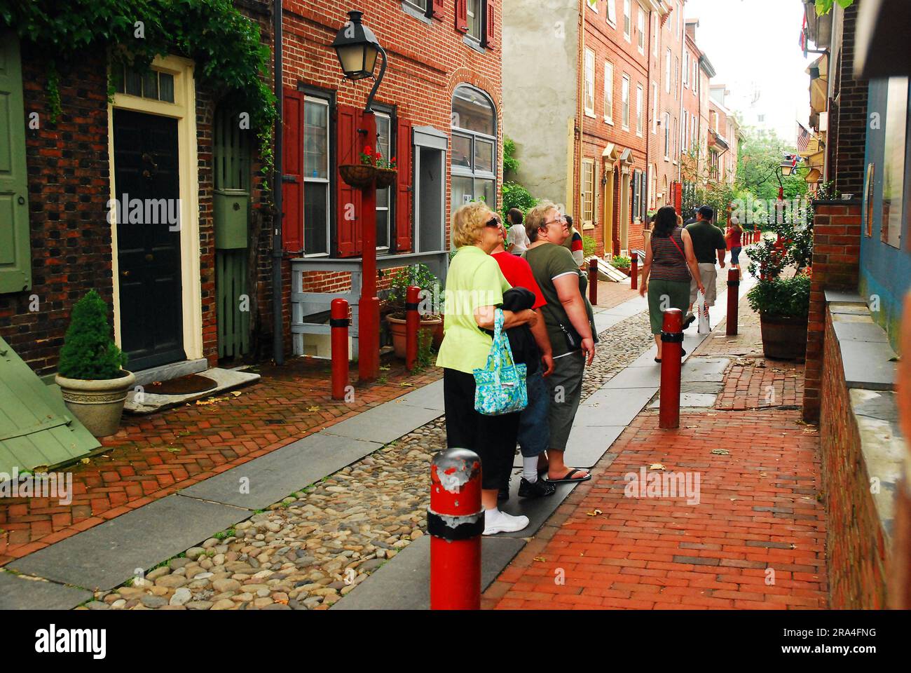 Tour Group se promène le long de l'historique Elfrith Alley, Philadelphie, considérée comme la plus ancienne rue vivante en Amérique Banque D'Images
