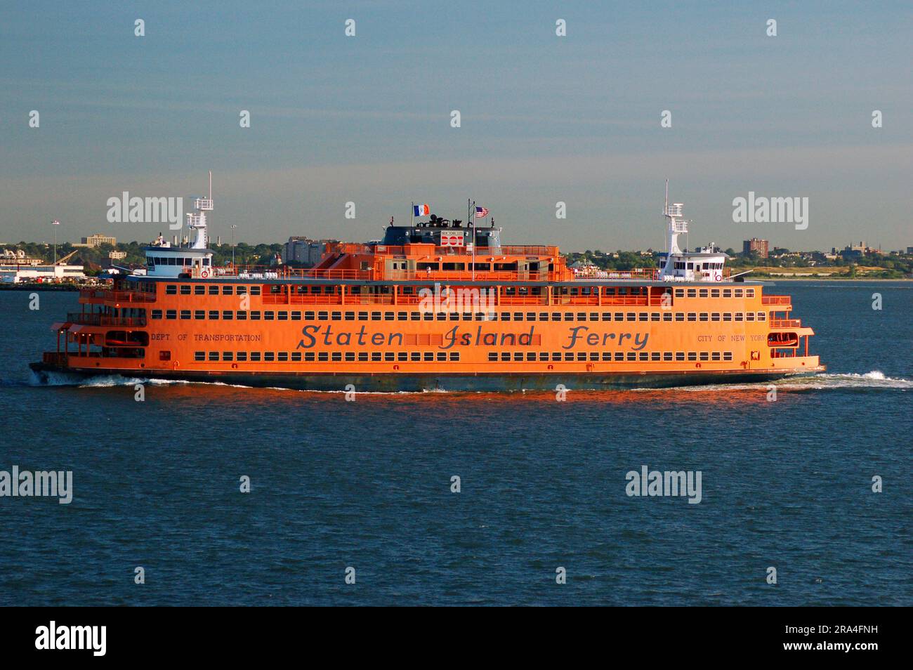 Le ferry orange de Staten Island traverse le port de New York amenant les navetteurs et les touristes sur un bateau entre Staten Island et Manhattan à New York Banque D'Images