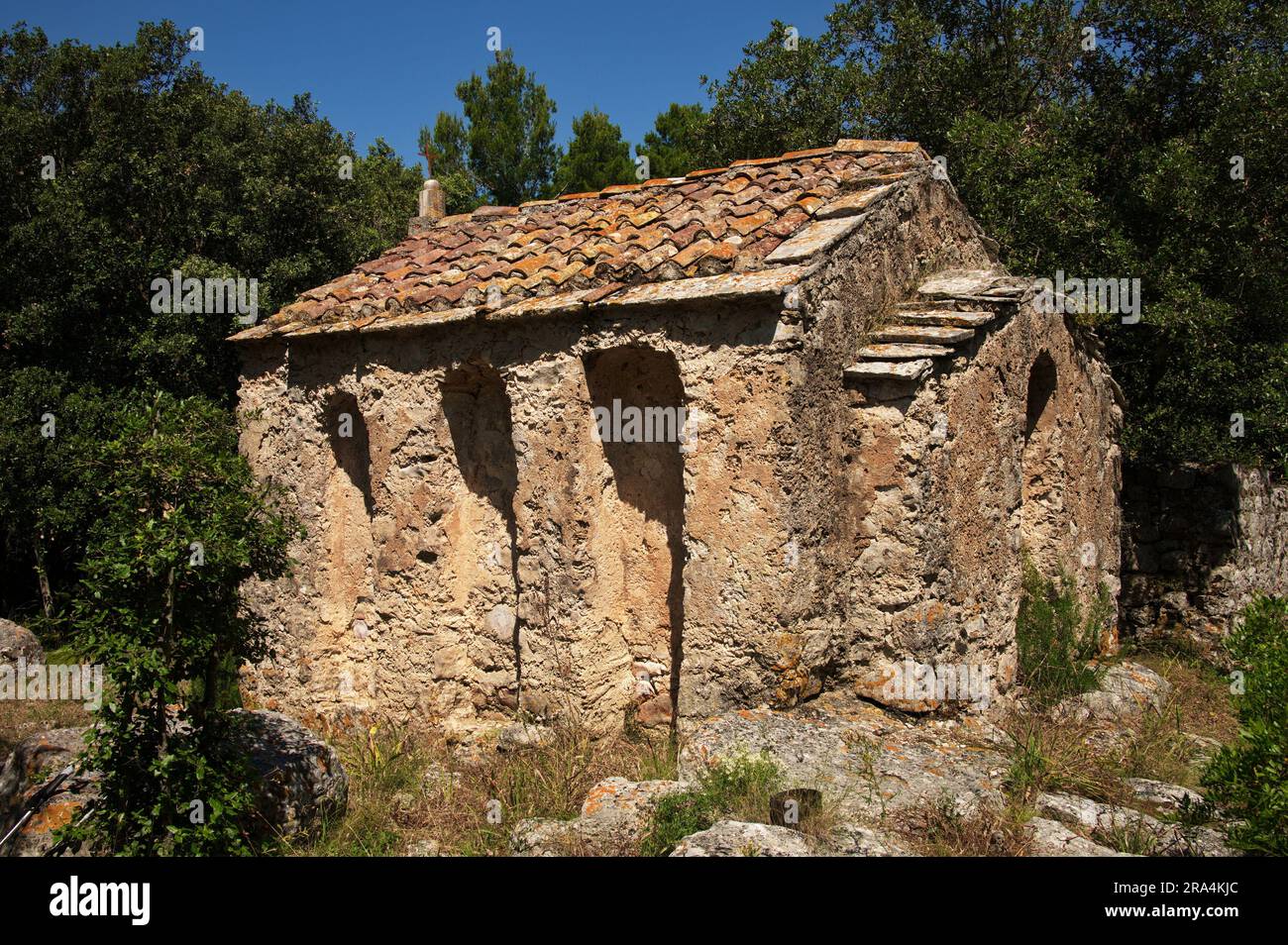 Gros plan de petite église médiévale en pierre SV. Luka sur l'île de Lastovo Banque D'Images