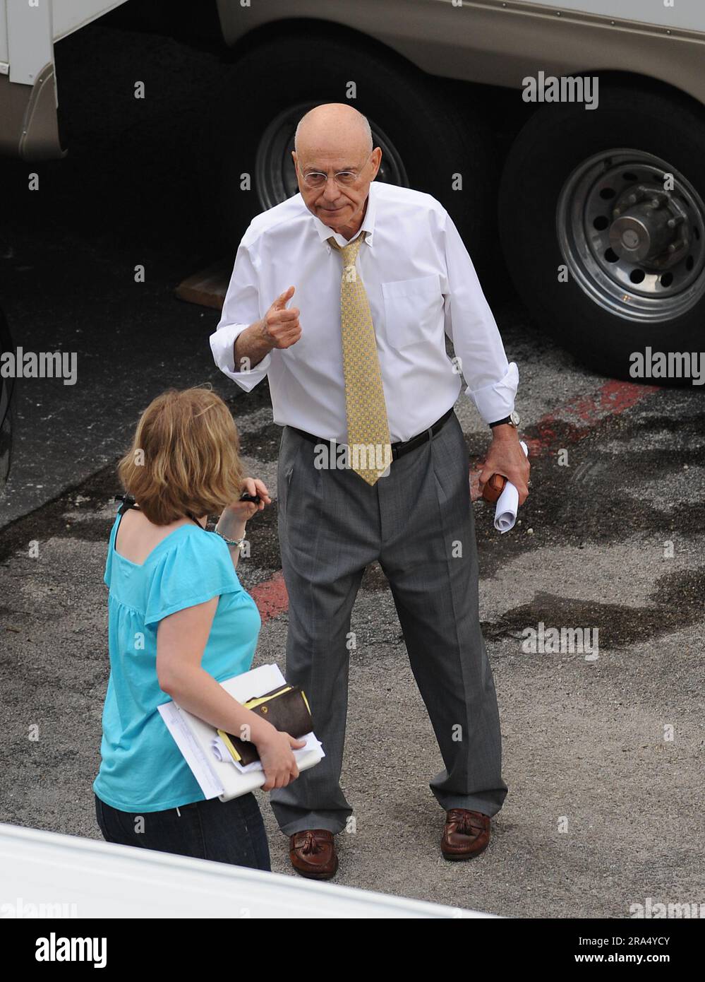 FORT LAUDERDALE -FL- MARS 24: (COUVERTURE EXCLUSIVE), 2008: L'acteur Alan Arkin reçoit une livraison de courrier sur l'ensemble de son nouveau film Marley & Me personnes: Alan Arkin crédit: Storms Media Group/Alay Live News Banque D'Images