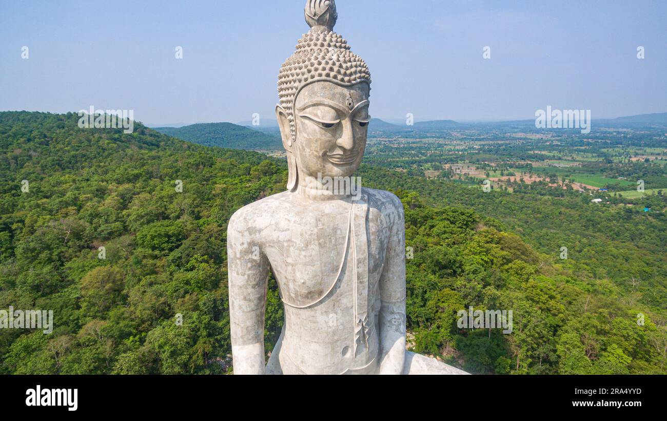 Vue aérienne Grande statue de bouddha blanc sur la montagne pour les thaïlandais Voyage visite et respect priant à Wat Roi Phra Phutthabat Phu Manorom sur 15 mai, 20 Banque D'Images