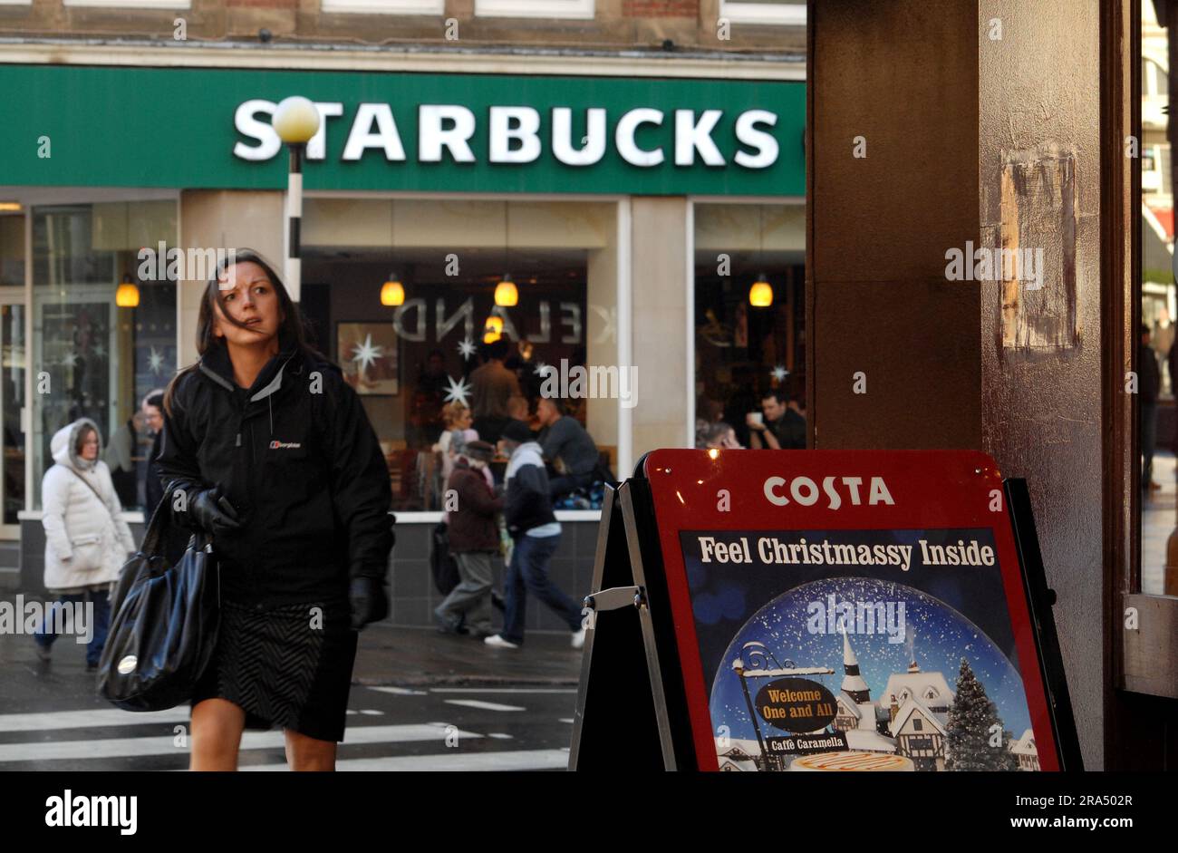 Photo du dossier datée du 03/12/2012 d'une vue de Starbucks Coffee de l'autre côté de la route de la marque rivale Costa Coffee à Nottingham. Une enquête a révélé que les cafés glacés des chaînes de rue élevées peuvent contenir plus de sucre qu'une barre de Mars ou une boîte de Coca-Cola. Lequel ? Comparé les fritpes et les frappuccinos de Caffe Nero, Costa et Starbucks pour trouver beaucoup avaient des quantités de sucre "exceptionnellement élevées". L'une des options les plus saines était un frappuccino au caramel Starbucks avec du lait demi-écrémé contenant 48,5g de sucre, soit 12 cuillères à café. Date de publication : samedi 1 juillet 2023. Banque D'Images
