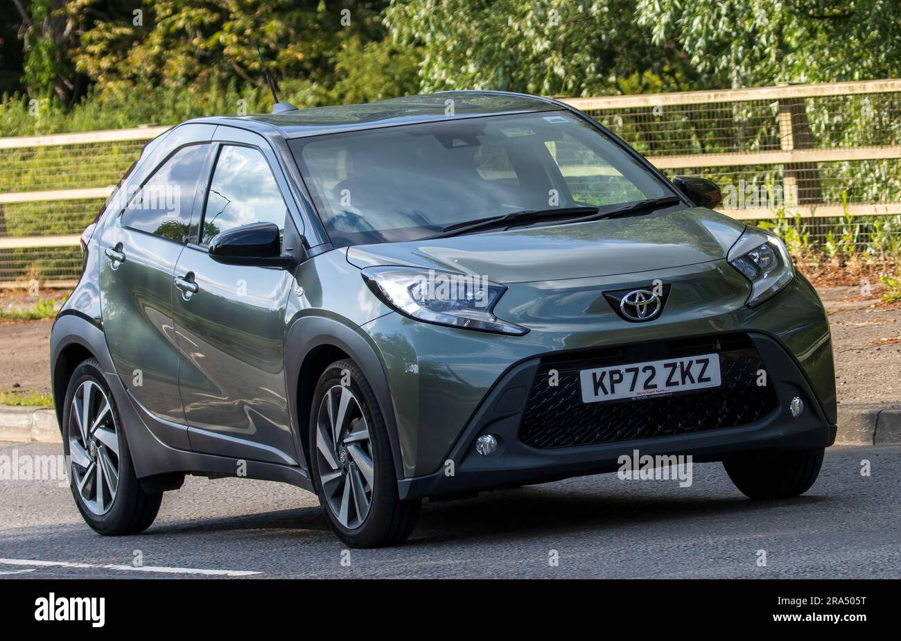 Milton Keynes, Royaume-Uni - 24 juin 2023. 2022 voiture verte TOYOTA AYGO X EDGE VVT-I voyageant sur une route de campagne anglaise Banque D'Images