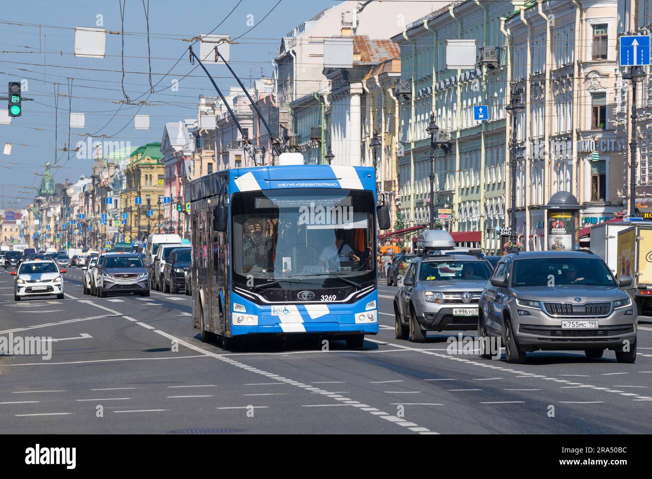 ST. PETERSBURG, RUSSIE - 27 JUIN 2023: Trolleybus PKTS-6281 'Admiral' sur Nevsky Prospekt le jour de juin ensoleillé Banque D'Images