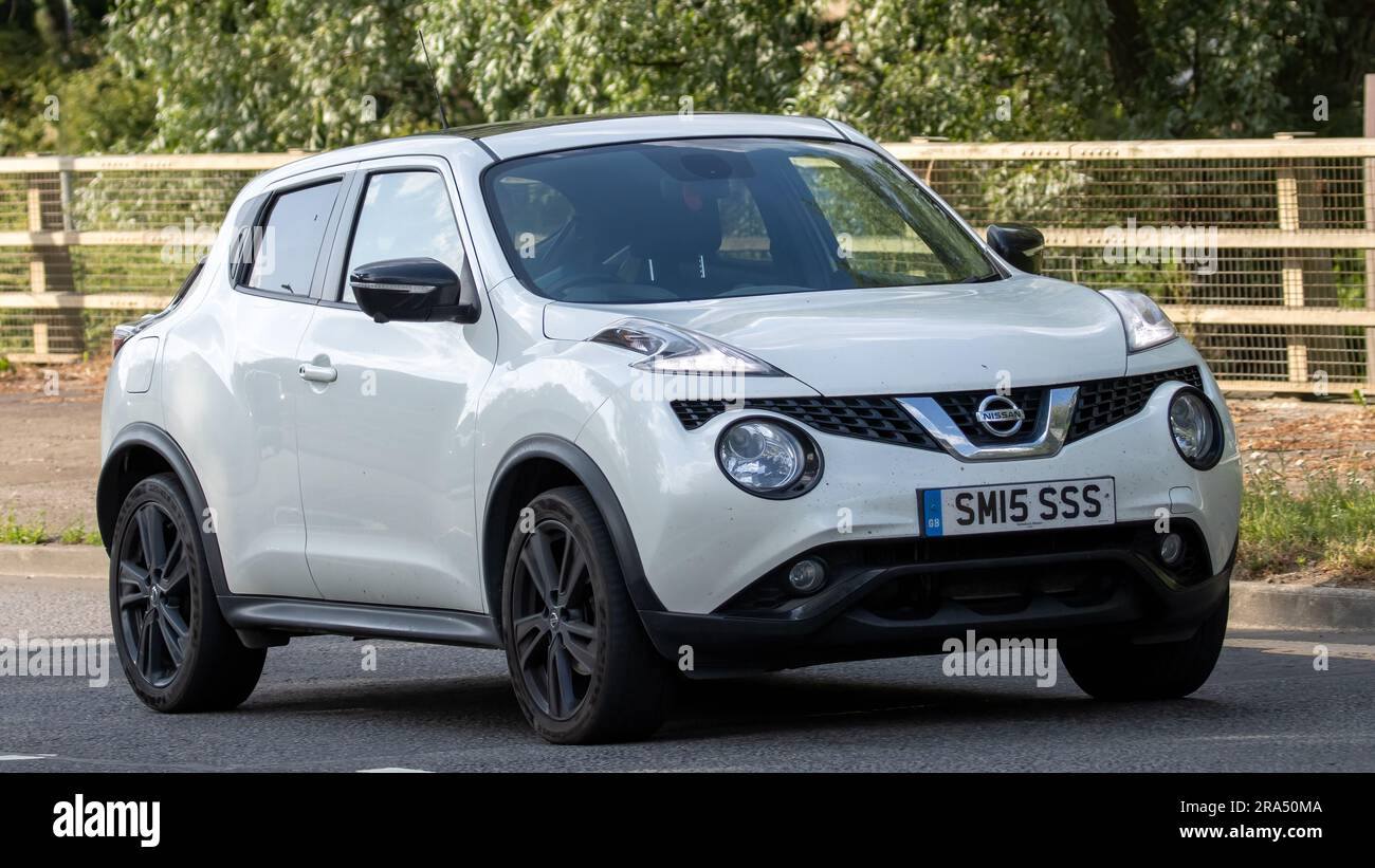 Milton Keynes, Royaume-Uni - 24 juin 2023. 2017 voiture NISSAN JUKE blanche voyageant sur une route de campagne anglaise Banque D'Images