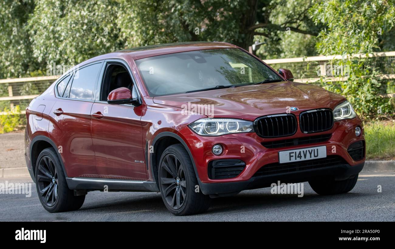 Milton Keynes, Royaume-Uni - 24 juin 2023. 2015 BMW X6 à moteur diesel rouge sur une route de campagne anglaise Banque D'Images