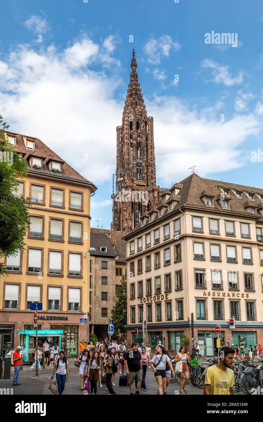 Strasbourg, France - 19 juin 2023 : Cathédrale de Strasbourg vue d'un lieu menant à la place de la cathédrale. Banque D'Images