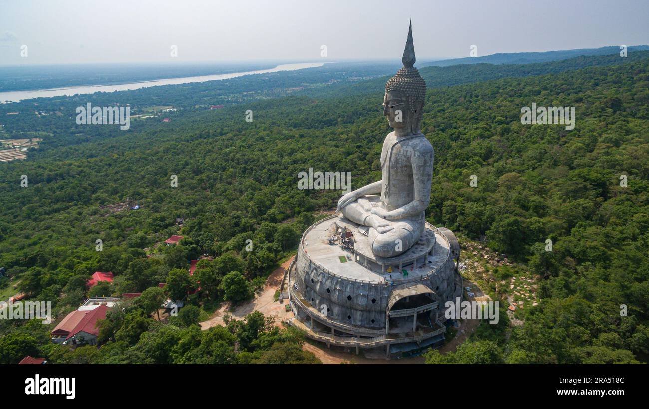 Vue aérienne Grande statue de bouddha blanc sur la montagne pour les thaïlandais Voyage visite et respect priant à Wat Roi Phra Phutthabat Phu Manorom sur 15 mai, 20 Banque D'Images