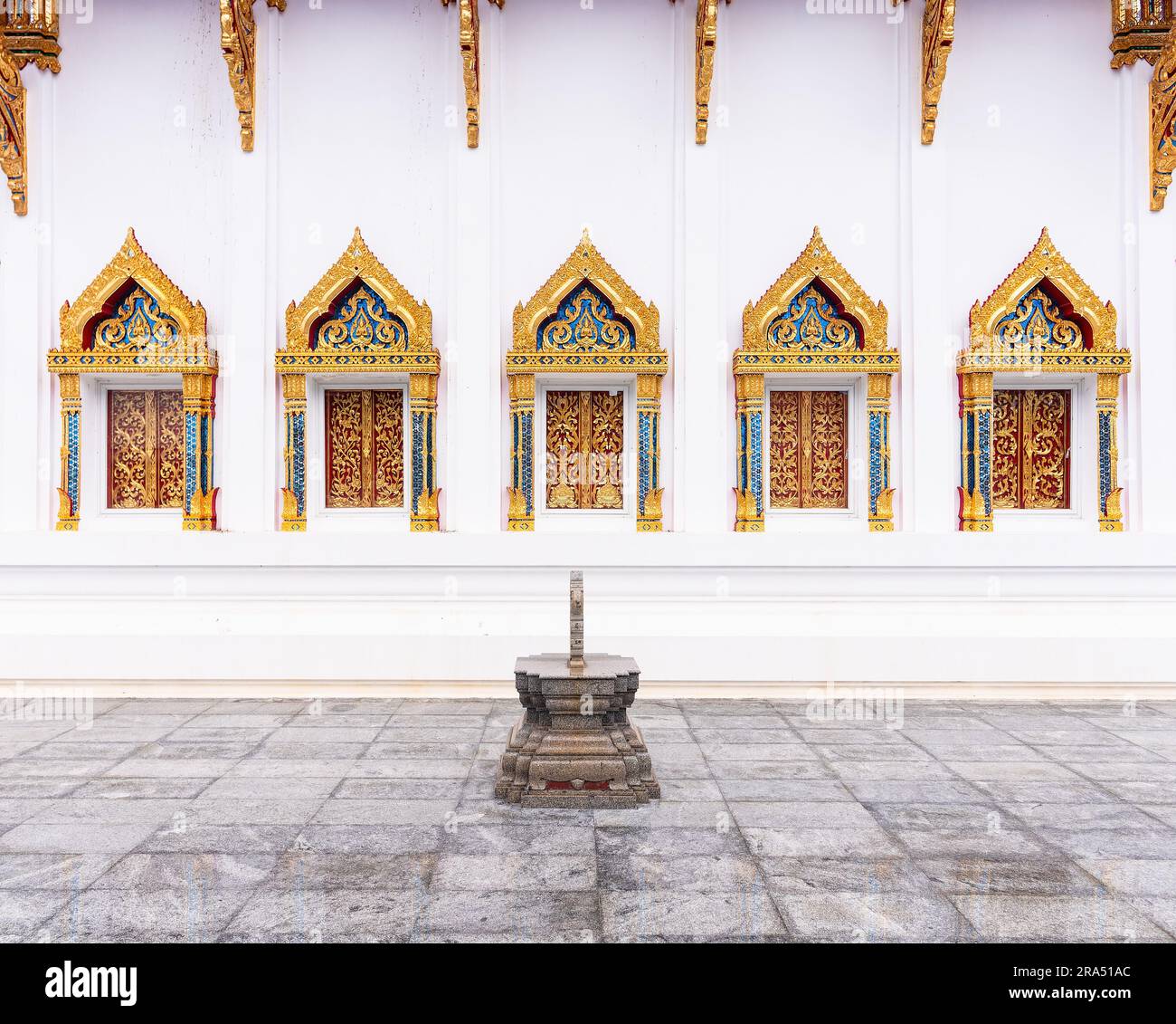 Rangée de fenêtres à Wat Chai Mongkhon, le grand temple bouddhiste dans le sud de Pattaya, la ville de villégiature dans la province de Chonburi, Thaïlande. Banque D'Images