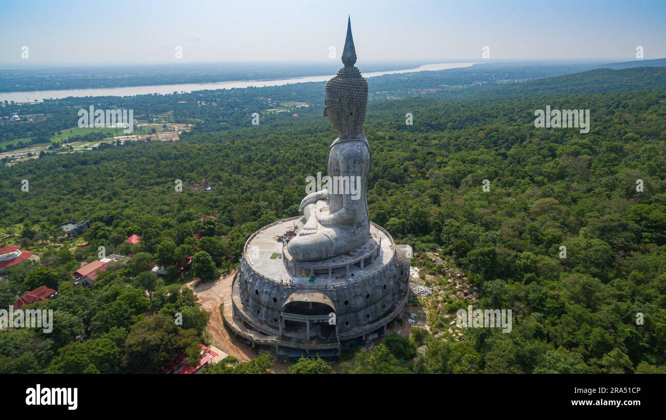 Vue aérienne Grande statue de bouddha blanc sur la montagne pour les thaïlandais Voyage visite et respect priant à Wat Roi Phra Phutthabat Phu Manorom sur 15 mai, 20 Banque D'Images