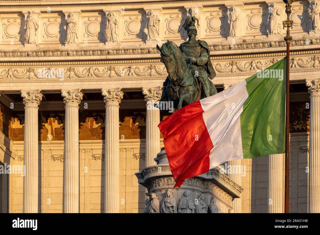 Drapeau italien orgeant devant le monument national de Victor Emmanuel II (Altare della Patria), Rome, Latium, Italie Banque D'Images
