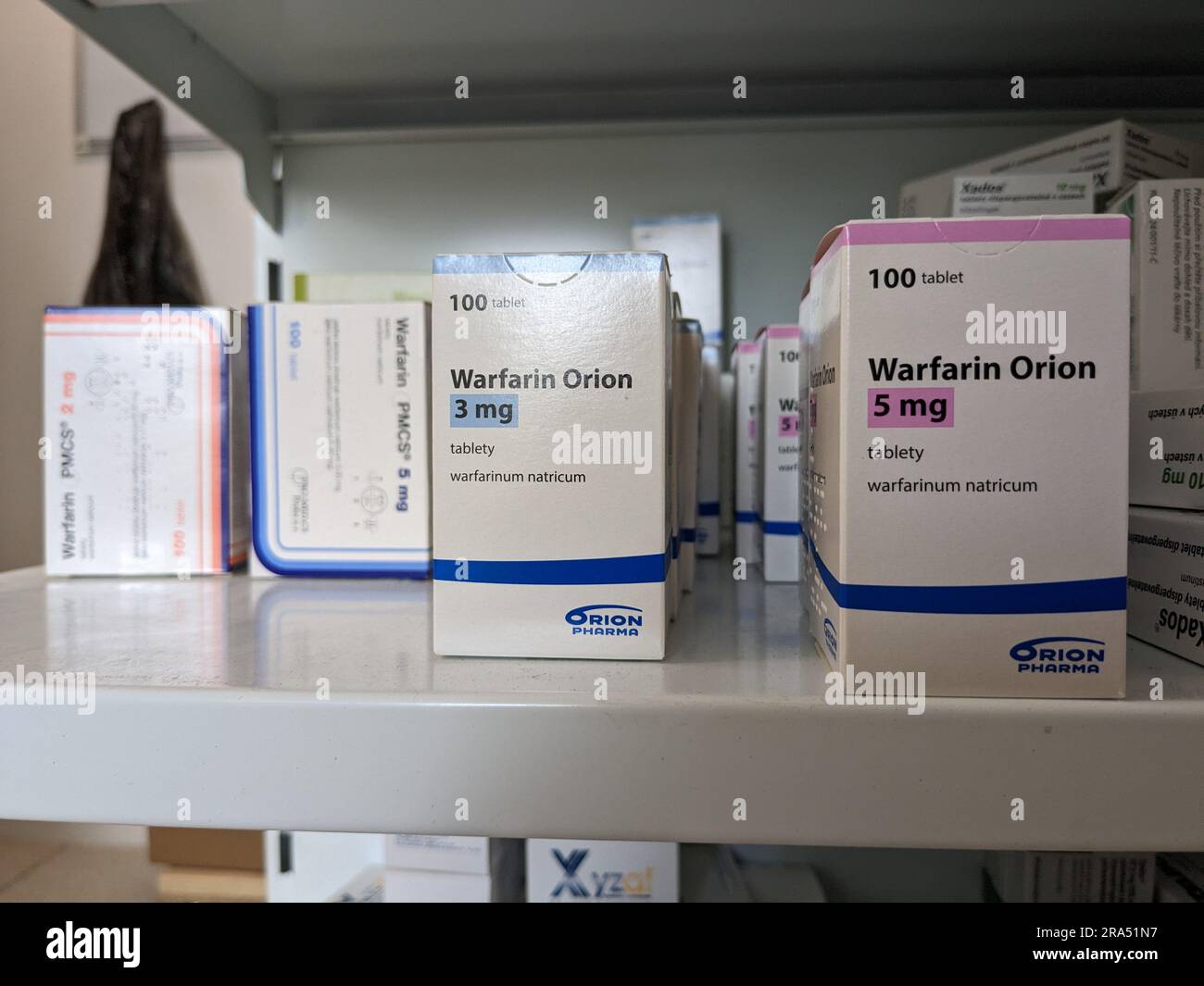 Magasin de pharmacie-paquet de comprimés de warfarine, utilisés pour fluidifier le sang chez les patients qui sont à risque de caillots sanguins qui peuvent causer des accidents vasculaires cérébraux et des maladies cardiaques. Banque D'Images