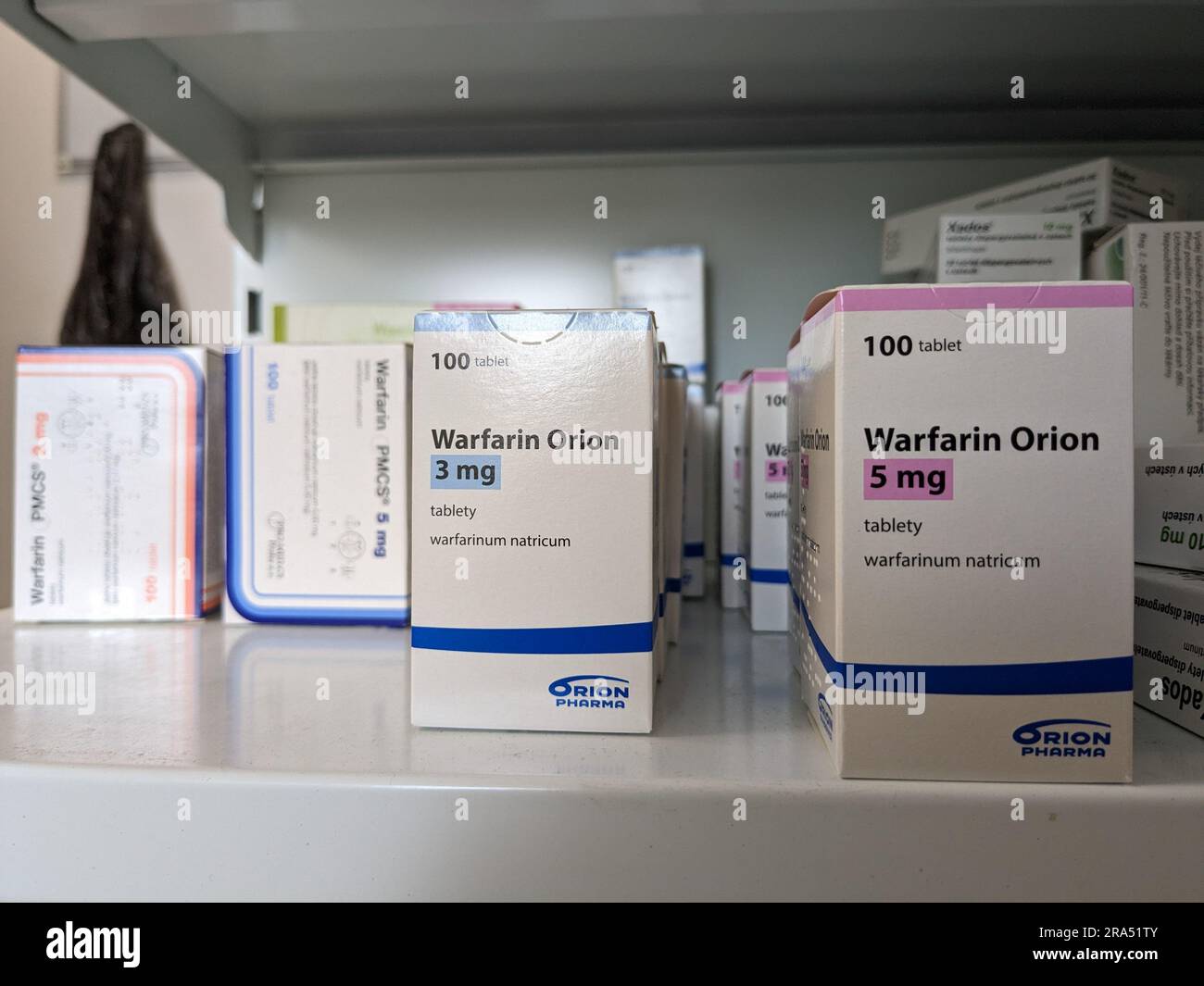 Magasin de pharmacie-paquet de comprimés de warfarine, utilisés pour fluidifier le sang chez les patients qui sont à risque de caillots sanguins qui peuvent causer des accidents vasculaires cérébraux et des maladies cardiaques. Banque D'Images