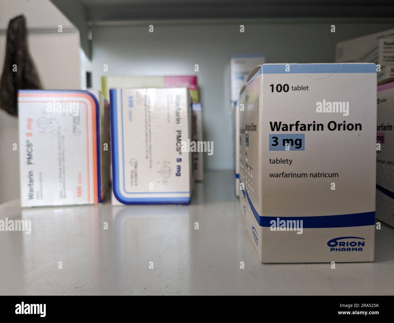 Magasin de pharmacie-paquet de comprimés de warfarine, utilisés pour fluidifier le sang chez les patients qui sont à risque de caillots sanguins qui peuvent causer des accidents vasculaires cérébraux et des maladies cardiaques. Banque D'Images