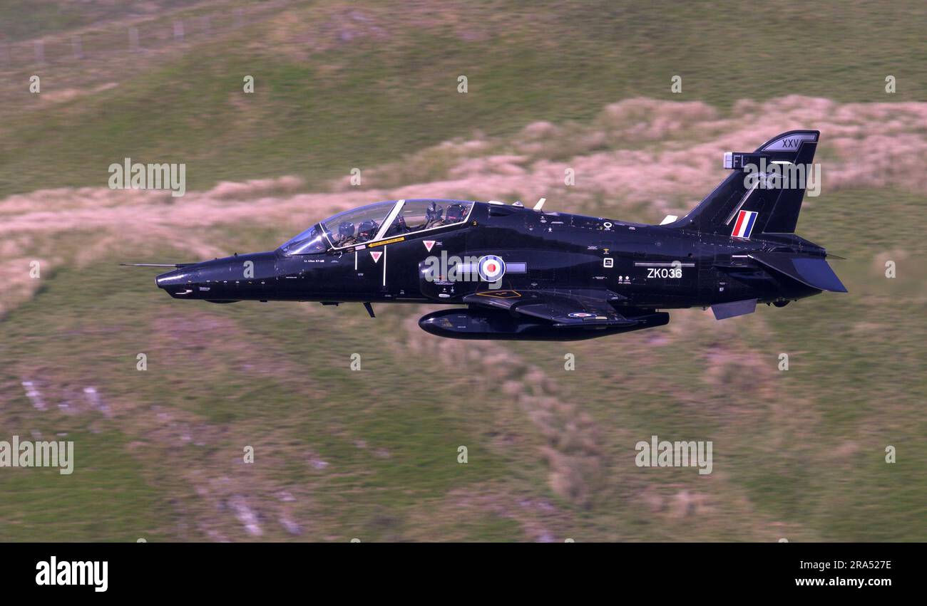 Les avions Hawk T2 volent au niveau bas à 250ft dans la zone Mach Loop de LFA7 au pays de Galles Banque D'Images