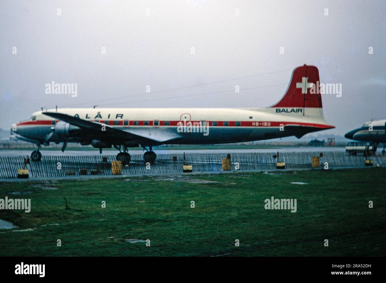 Une photographie vintage de décembre 1969 d'un avion de ligne Balair Switzerland Douglas DC-6, enregistrement HB-IBU. Banque D'Images