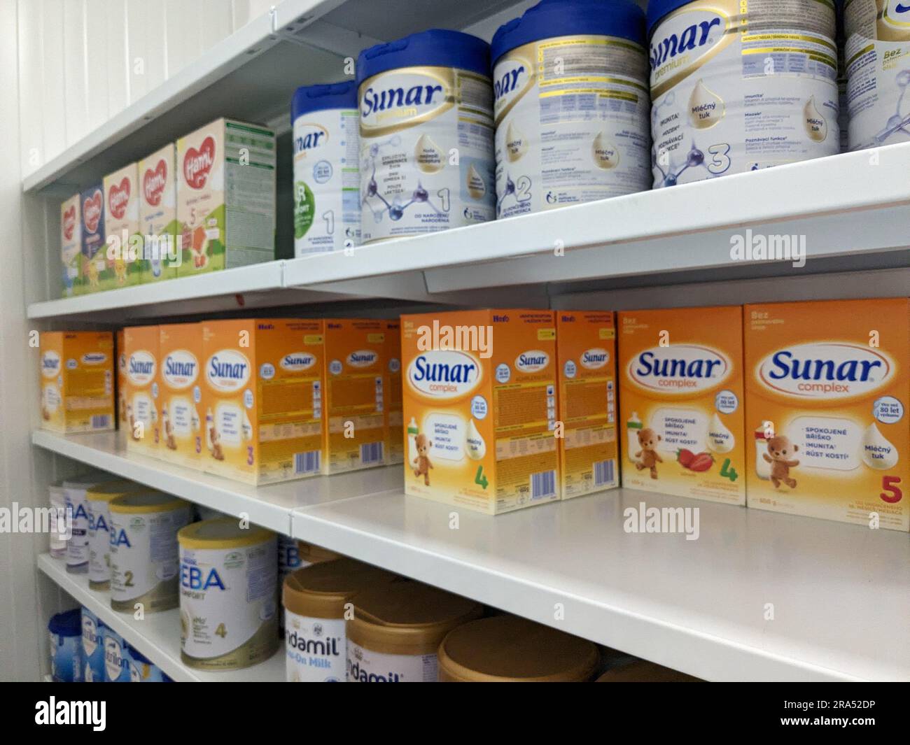 Lait infantile SUNAR affiché sur les étagères dans une pharmacie, lait en poudre pour bébés pour les tout-petits, république tchèque, Prague Banque D'Images