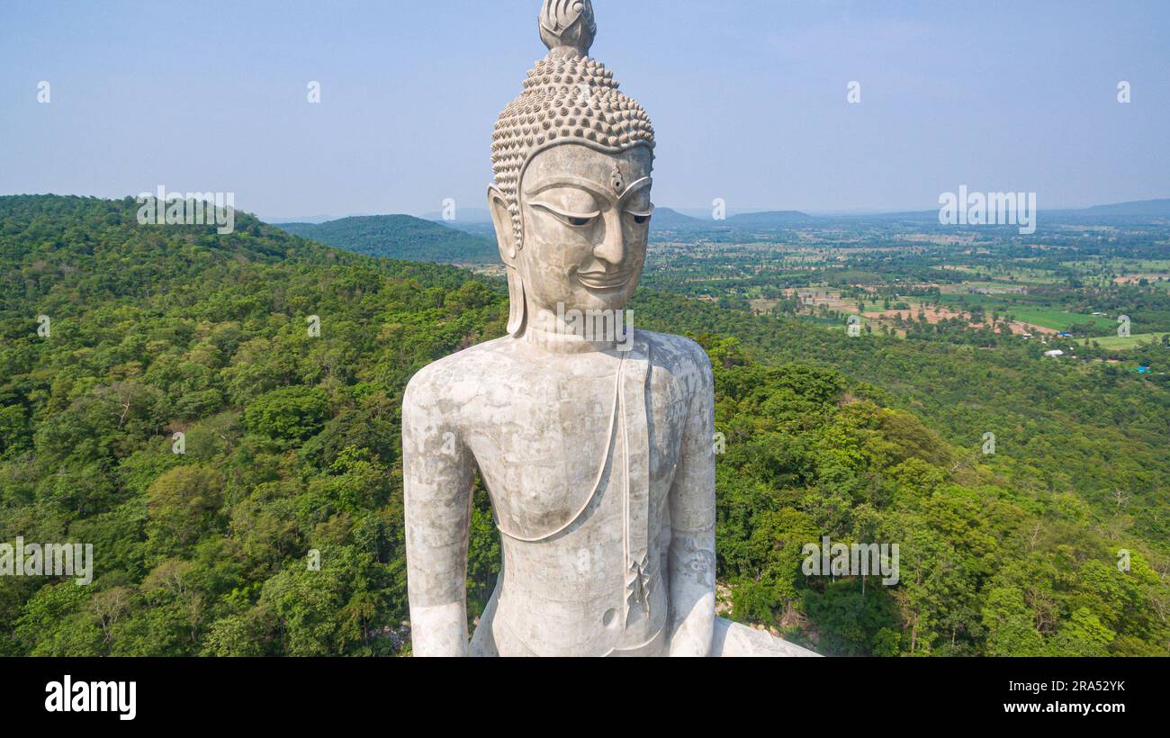 Vue aérienne Grande statue de bouddha blanc sur la montagne pour les thaïlandais Voyage visite et respect priant à Wat Roi Phra Phutthabat Phu Manorom sur 15 mai, 20 Banque D'Images