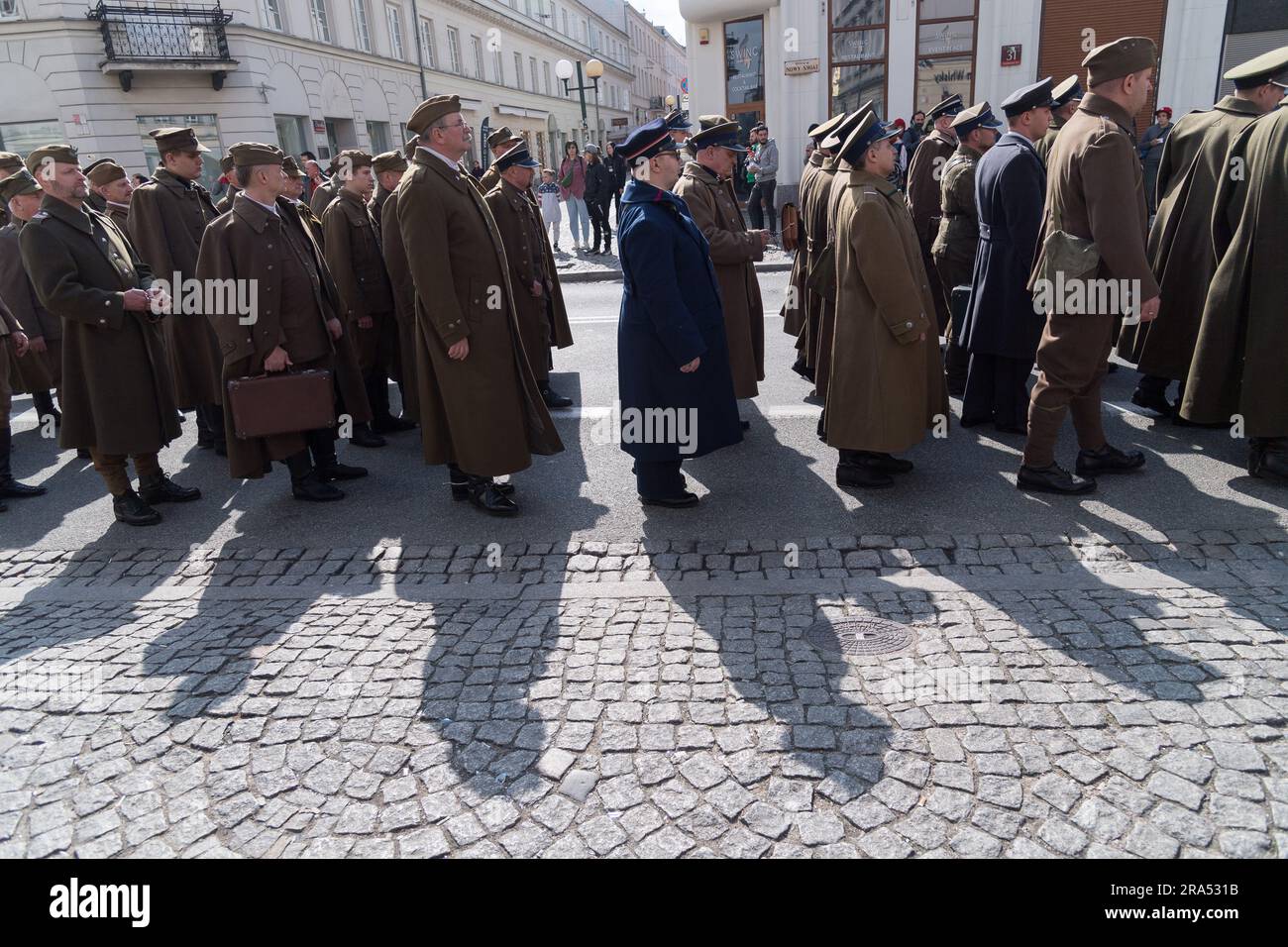 Environ 250 participants vêtus d'uniformes historiques de l'armée polonaise, du corps de protection des frontières et de la police d'État ont participé en 16th à Katyn March of Shadows to Banque D'Images