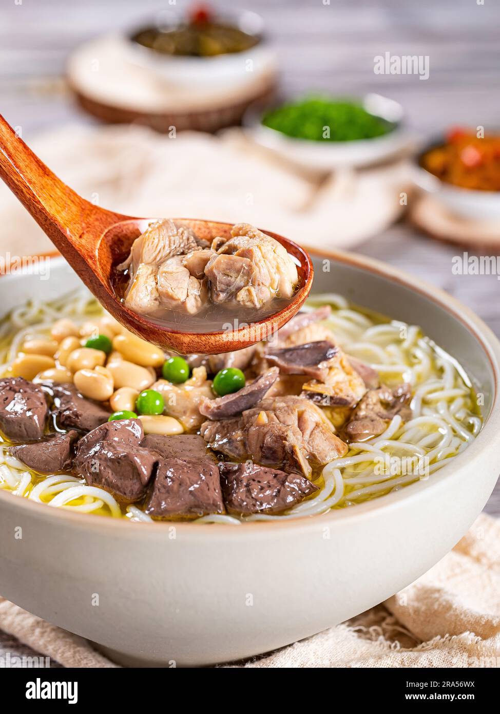 Soupe chinoise au poulet et au riz pour nouilles - cuisine asiatique Banque D'Images