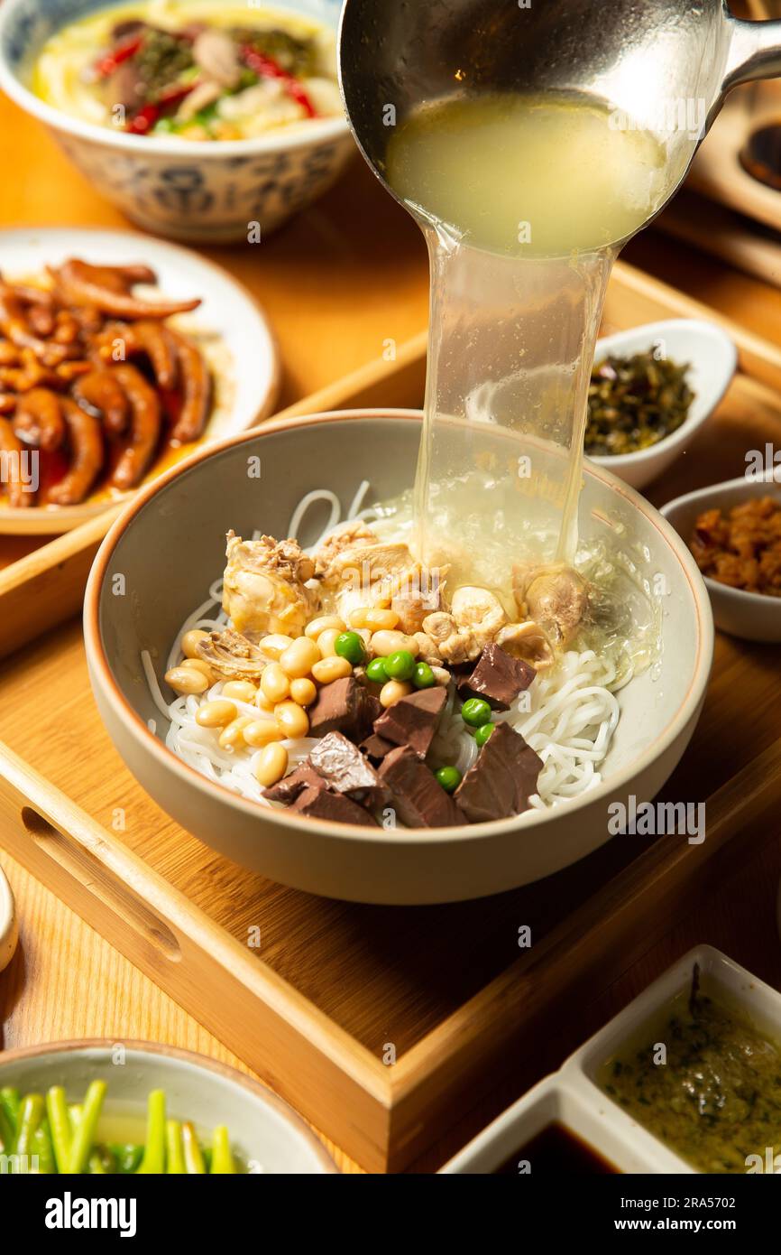 Soupe chinoise au poulet et au riz pour nouilles - cuisine asiatique Banque D'Images