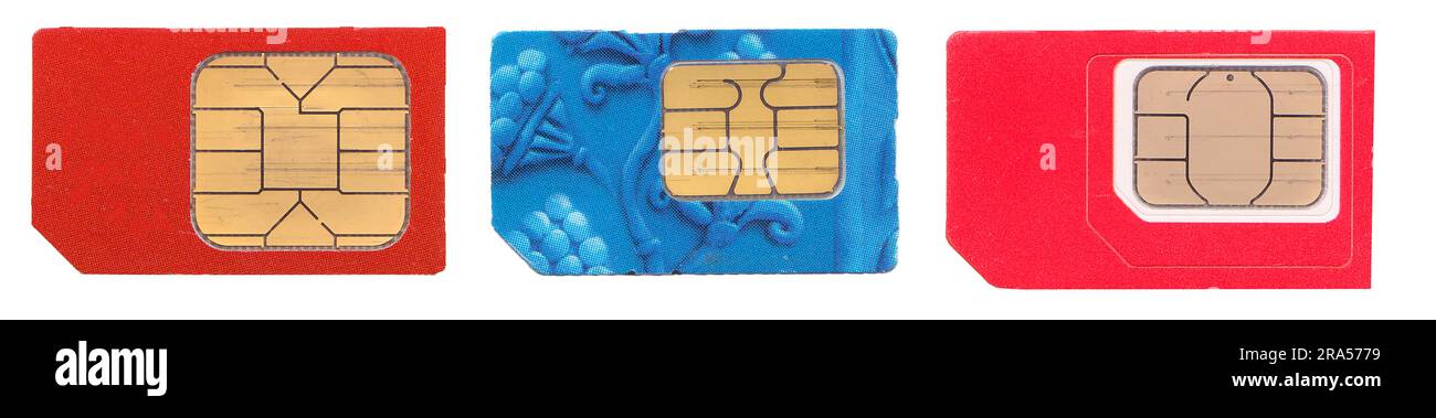 Ancienne carte SIM isolée sur fond blanc. Différentes mini cartes micro SIM découpées en rouge et en bleu. Banque D'Images