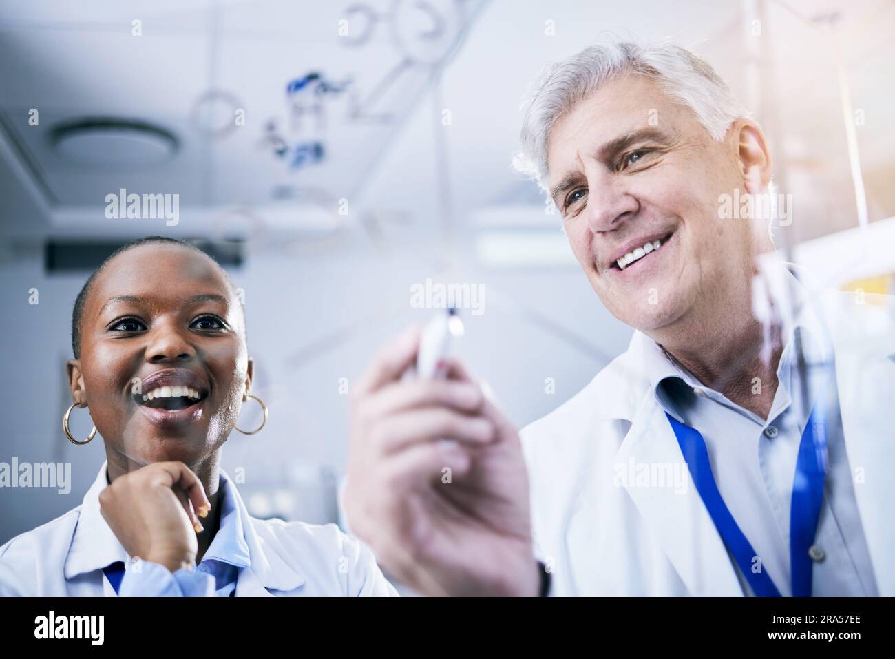 Scientifique, équipe et formule sur carton de verre, analyse et étude scientifique avec la recherche médicale et la chimie en laboratoire. Homme, femme noire et enquête Banque D'Images