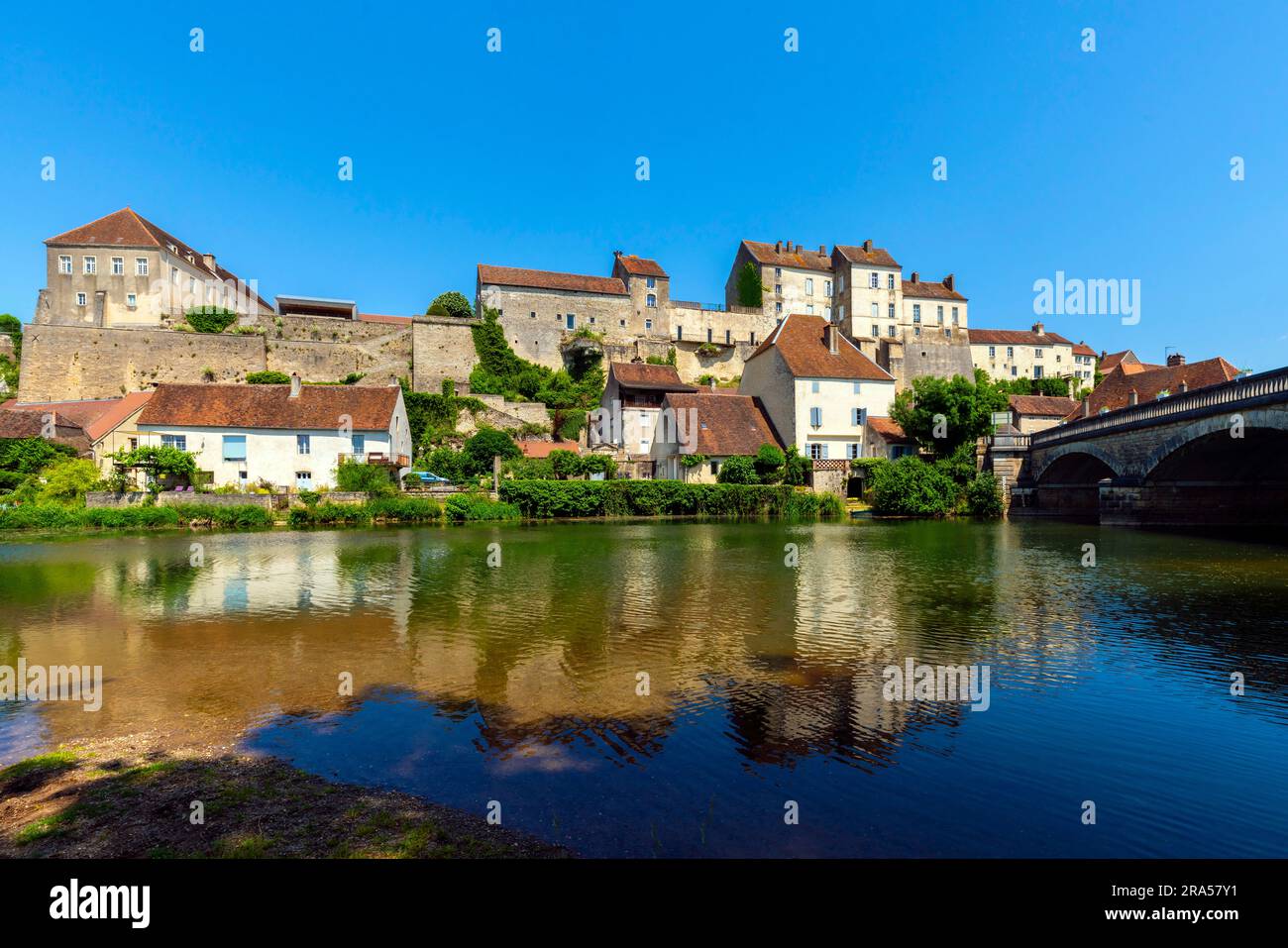Village de Pesmes par la rivière Ognon. Pesmes est une commune française, située dans le département de la haute-Saône et la région Bourgogne-Franche-Comté. Banque D'Images