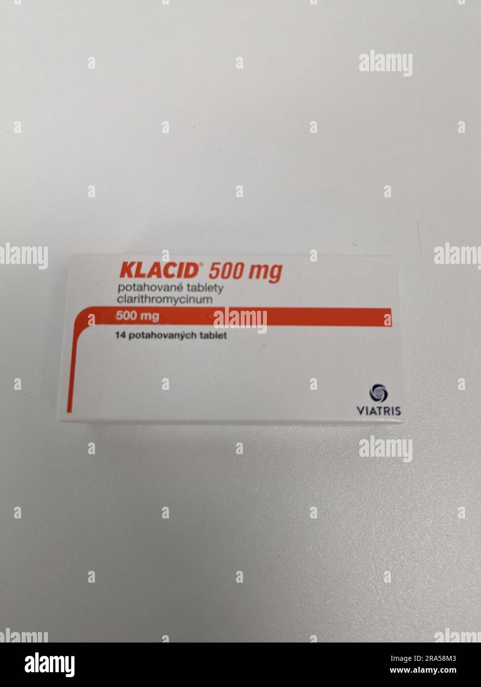 Prague, république tchèque – Mai 23 2023 : magasin de pharmacie- médicaments antibiotiques Klacid sous forme de pilule dans une boîte debout sur une table dans un fond doux de mise au point. Banque D'Images