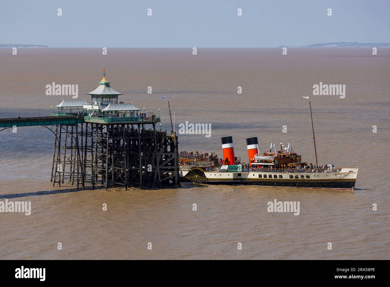 PS Waverley s'éloigne de Clevedon Pier pour une excursion d'une journée sur la côte Banque D'Images