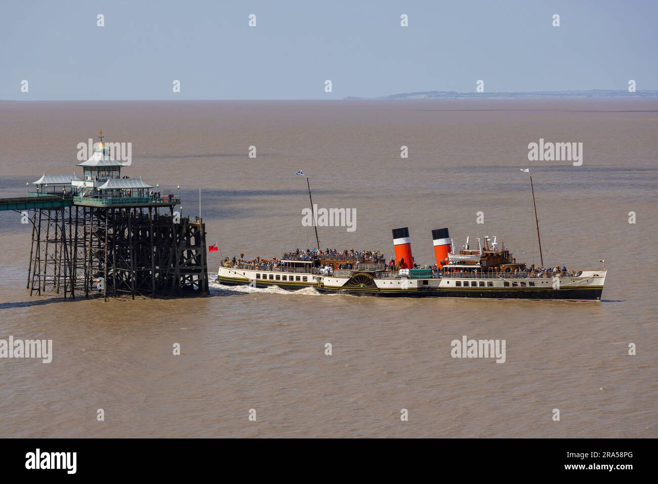 PS Waverley au départ de Clevedon Pier pour une excursion d'une journée sur le canal de Bristol Banque D'Images