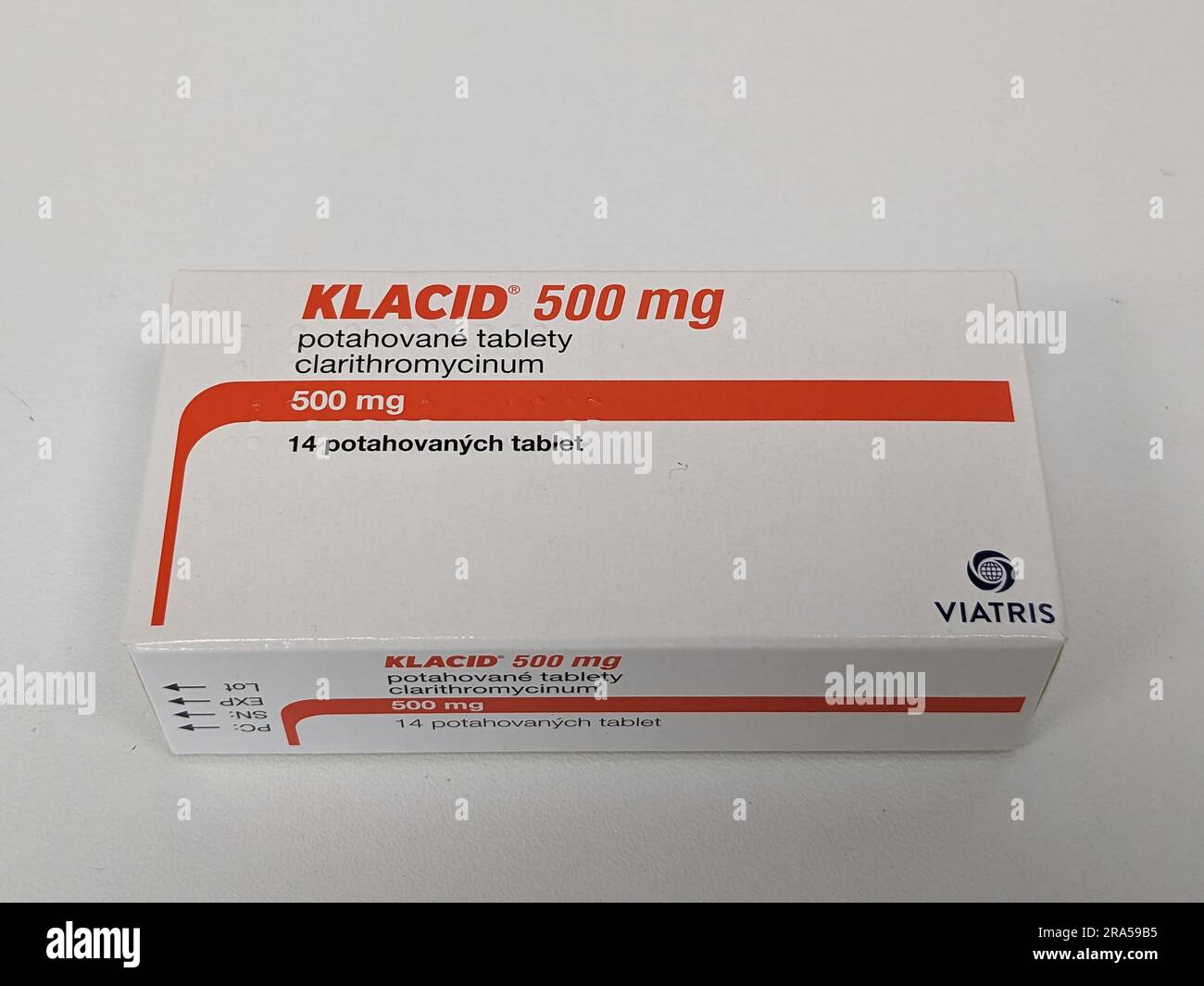 Prague, république tchèque – Mai 23 2023 : magasin de pharmacie- médicaments antibiotiques Klacid sous forme de pilule dans une boîte debout sur une table dans un fond doux de mise au point. Banque D'Images