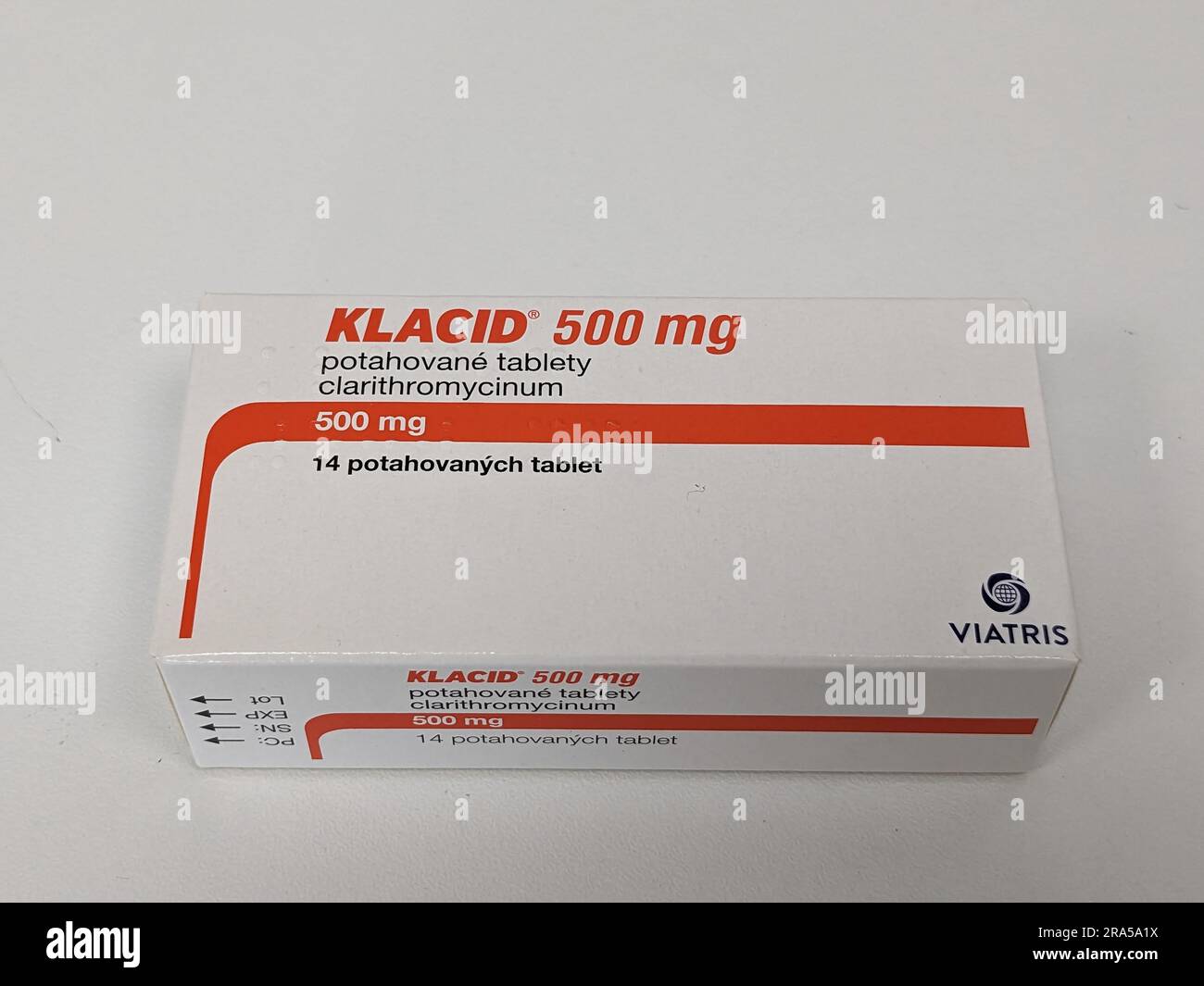 Prague, république tchèque – Mai 23 2023 : magasin de pharmacie- médicaments antibiotiques Klacid sous forme de pilule dans une boîte debout sur une table dans un fond doux de mise au point. Banque D'Images