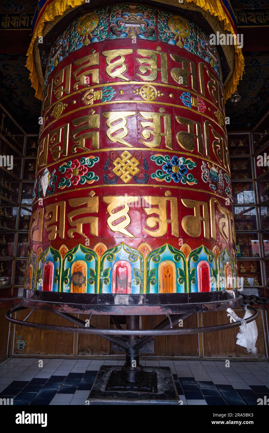 Une roue de prière ou une roue de mani au monastère tibétain de Jangchub Choeling. Situé dans le camp de réfugiés tibétains connu sous le nom de Tashi Palkhel à Hemja, Pokhara, NEPA Banque D'Images