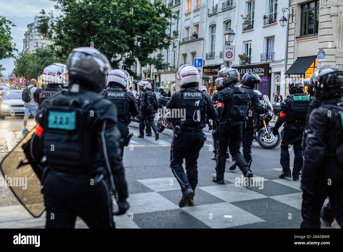 Paris, France. 30th juin 2023. Un groupe de la police Brav-M vu pendant la manifestation spontanée. Le quatrième jour de manifestations à la suite de la mort de Nahel, 17 ans, par la police de Nanterre, dans la banlieue de Paris, une manifestation spontanée a commencé sur la place de la Concorde et a rassemblé quelques centaines de personnes. Il y a eu quelques arrestations. (Photo par Telmo Pinto/SOPA Images/Sipa USA) crédit: SIPA USA/Alay Live News Banque D'Images